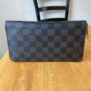 Authentic Louis Vuitton Damien Graphite Zippy Organizer